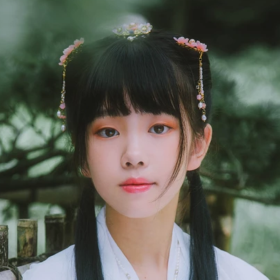 小清新淡藍(lán)色帶團(tuán)扇頭像，唯美古風(fēng)真人頭像