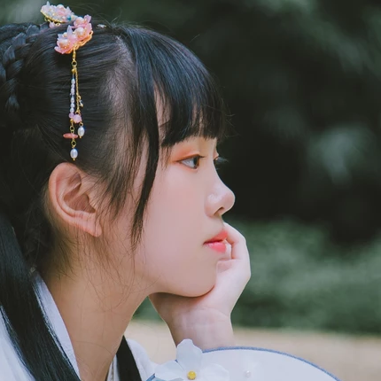 小清新淡藍(lán)色帶團(tuán)扇頭像，唯美古風(fēng)真人頭像