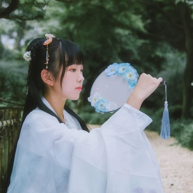 小清新淡藍(lán)色帶團(tuán)扇頭像，唯美古風(fēng)真人頭像