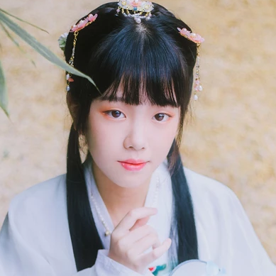 小清新淡藍(lán)色帶團(tuán)扇頭像，唯美古風(fēng)真人頭像