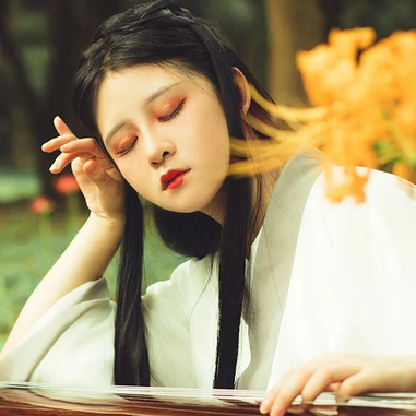 嬌艷彼岸花女生頭像，唯美古風真人頭像