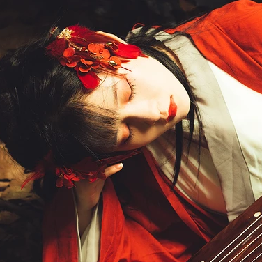 嬌艷彼岸花女生頭像，唯美古風真人頭像