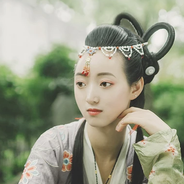 秋庭帶團(tuán)扇女生頭像，唯美古風(fēng)真人頭像