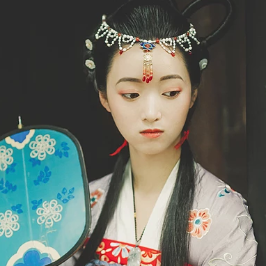 秋庭帶團(tuán)扇女生頭像，唯美古風(fēng)真人頭像