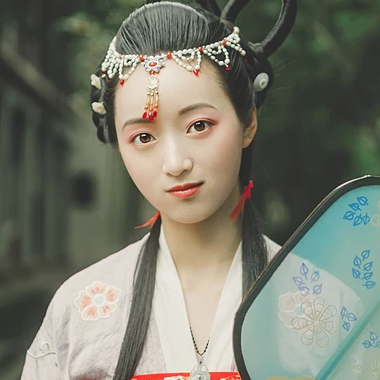 秋庭帶團(tuán)扇女生頭像，唯美古風(fēng)真人頭像