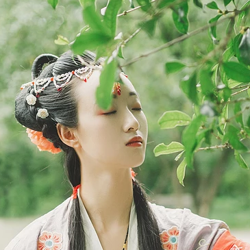 秋庭帶團(tuán)扇女生頭像，唯美古風(fēng)真人頭像