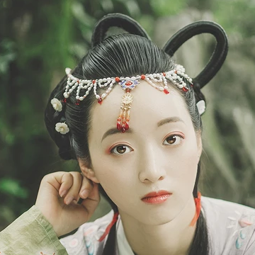 秋庭帶團(tuán)扇女生頭像，唯美古風(fēng)真人頭像