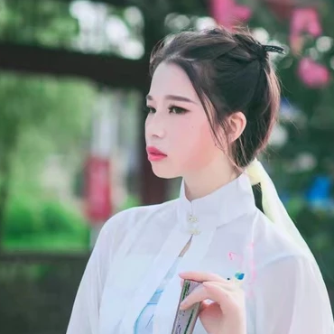 清新嫩綠帶傘女生頭像，唯美古風真人頭像