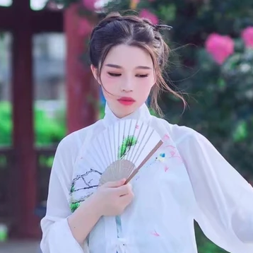 清新嫩綠帶傘女生頭像，唯美古風真人頭像