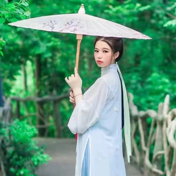 清新嫩綠帶傘女生頭像，唯美古風真人頭像