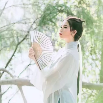 清新嫩綠帶傘女生頭像，唯美古風真人頭像