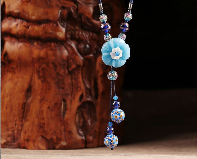 淡藍(lán)色花朵毛衣鏈項鏈