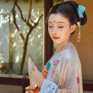 古韻帶團扇女生頭像,唯美古風(fēng)真人頭像