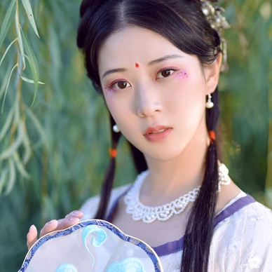 紅花綠葉帶團扇女生頭像，唯美古風(fēng)真人頭像