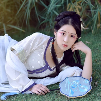 紅花綠葉帶團扇女生頭像，唯美古風(fēng)真人頭像