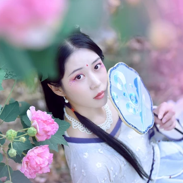 紅花綠葉帶團扇女生頭像，唯美古風(fēng)真人頭像