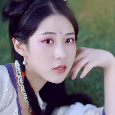 紅花綠葉帶團扇女生頭像，唯美古風(fēng)真人頭像