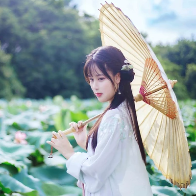 荷塘邊帶傘女生頭像，唯美古風(fēng)真人頭像