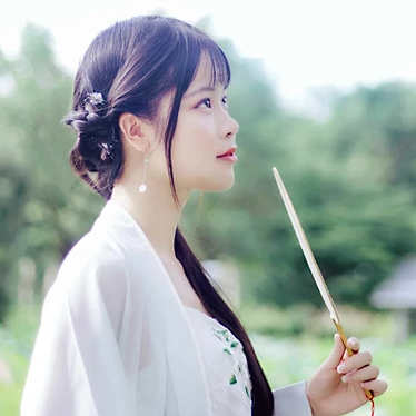 荷塘邊帶傘女生頭像，唯美古風(fēng)真人頭像