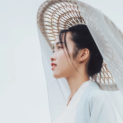 白衣俠客喝酒女生頭像，唯美古風真人頭像