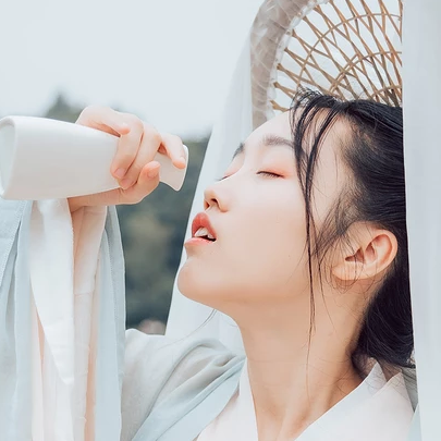 白衣俠客喝酒女生頭像，唯美古風真人頭像