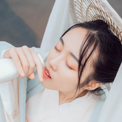 白衣俠客喝酒女生頭像，唯美古風真人頭像