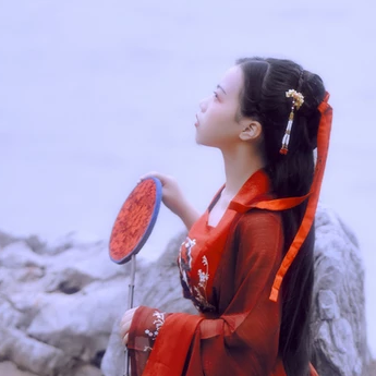 文藝紅衣帶團扇女生頭像,唯美古風真人頭像