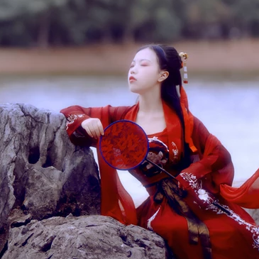 文藝紅衣帶團扇女生頭像,唯美古風真人頭像
