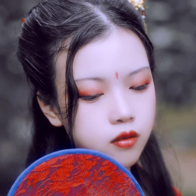 文藝紅衣帶團扇女生頭像,唯美古風真人頭像