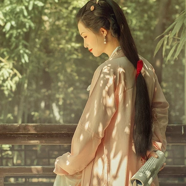 文藝清新帶團扇女生頭像，唯美古風真人頭像