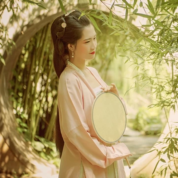 文藝清新帶團扇女生頭像，唯美古風真人頭像