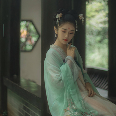 庭院長廊帶傘女生頭像，唯美古風(fēng)真人頭像