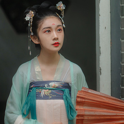 庭院長廊帶傘女生頭像，唯美古風(fēng)真人頭像