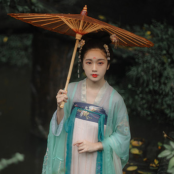 庭院長廊帶傘女生頭像，唯美古風(fēng)真人頭像