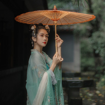 庭院長廊帶傘女生頭像，唯美古風(fēng)真人頭像
