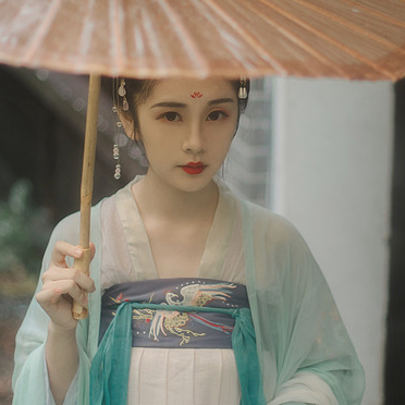 庭院長廊帶傘女生頭像，唯美古風(fēng)真人頭像