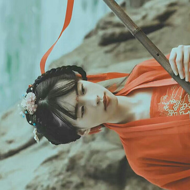 烈焰紅衣女生頭像，唯美古風真人頭像