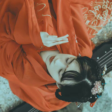 烈焰紅衣女生頭像，唯美古風真人頭像