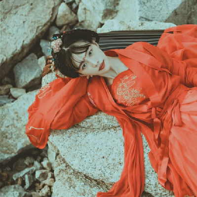 烈焰紅衣女生頭像，唯美古風真人頭像