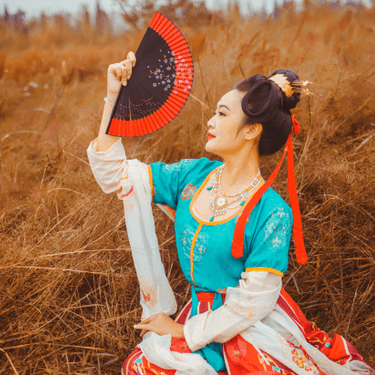 紅妝帶折扇女生頭像，唯美古風(fēng)真人頭像