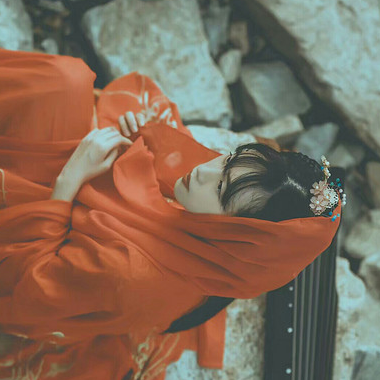 烈焰紅衣女生頭像，唯美古風真人頭像