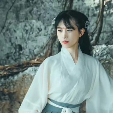 素衣帶傘和團(tuán)扇女生頭像，唯美古風(fēng)真人頭像