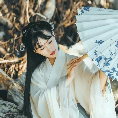 素衣帶傘和團(tuán)扇女生頭像，唯美古風(fēng)真人頭像