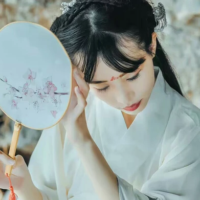 素衣帶傘和團(tuán)扇女生頭像，唯美古風(fēng)真人頭像
