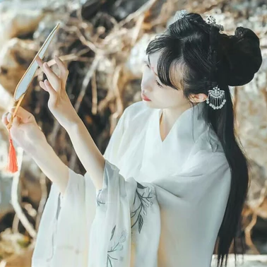 素衣帶傘和團(tuán)扇女生頭像，唯美古風(fēng)真人頭像