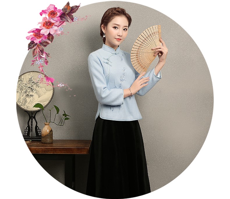 淡藍(lán)色繡花復(fù)古女士唐裝