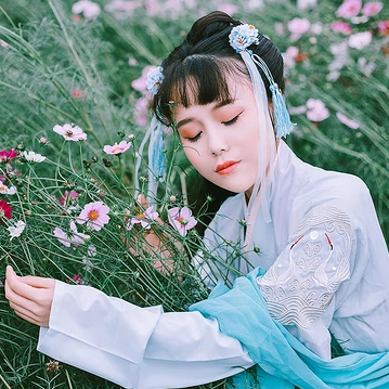 花叢中女生頭像，唯美古風(fēng)真人頭像