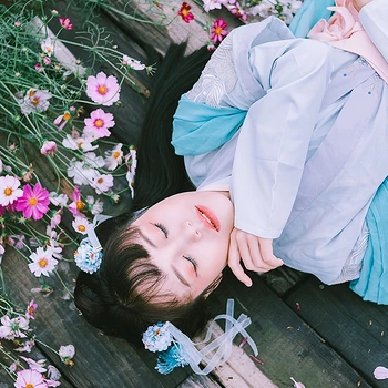 花叢中女生頭像，唯美古風(fēng)真人頭像
