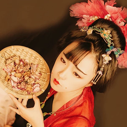 妖艷紅衣女生頭像，唯美古風(fēng)真人頭像