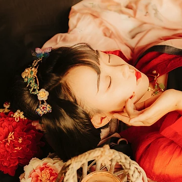妖艷紅衣女生頭像，唯美古風(fēng)真人頭像